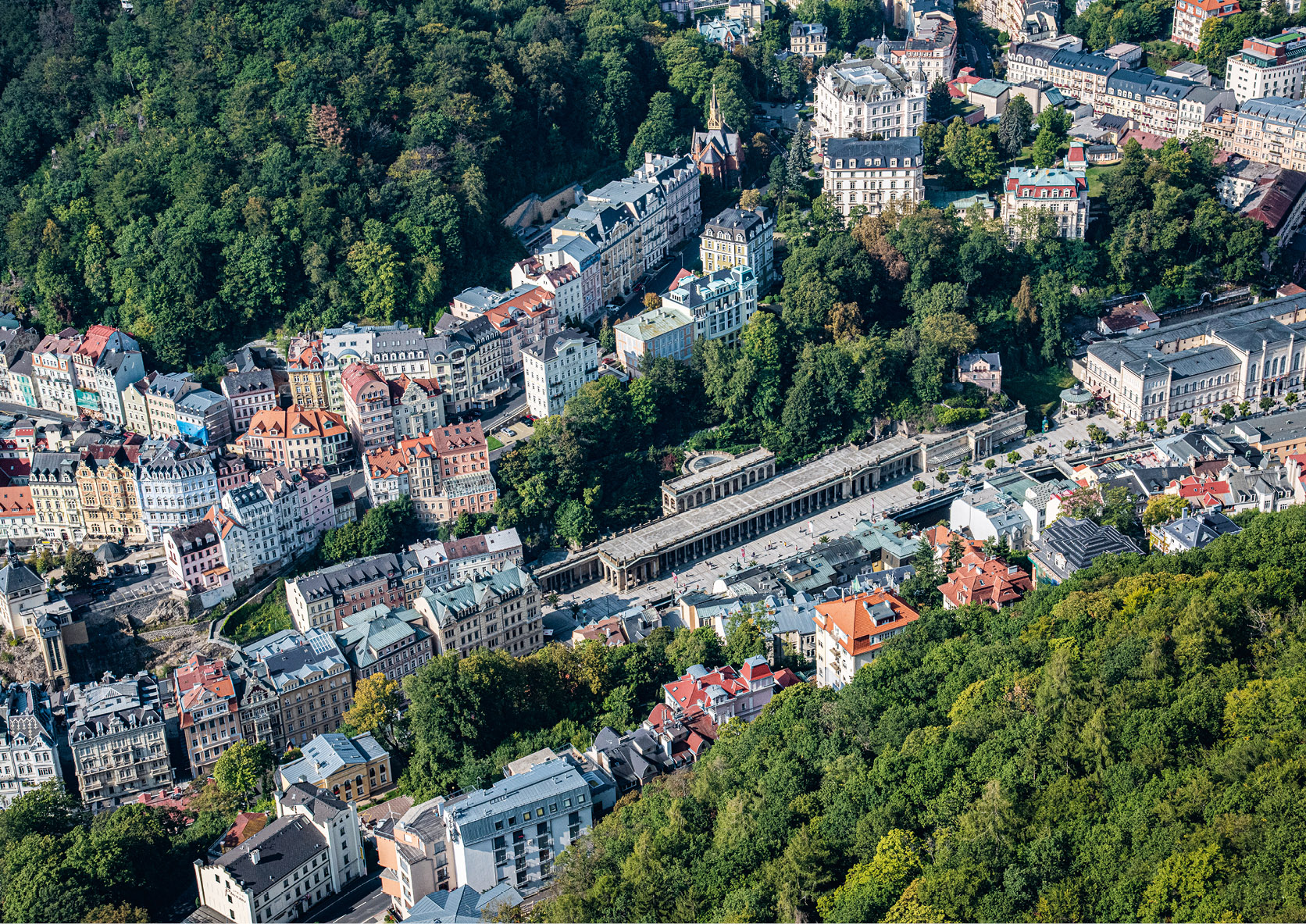 Z výšky si prohlédneme také Karlovy Vary